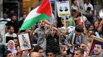 مسيرة حاشدة بالسويد تضامناً مع الأسرى المضربين