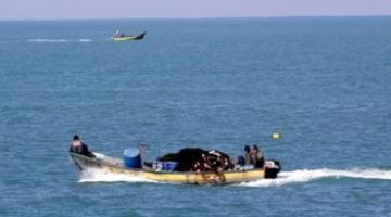 الاحتلال يعتقل صيادين ويصادر محتويات صيدهم في بحر غزة