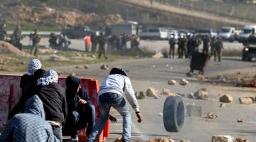 إصابات بالإختناق في مواجهات أمام  سجن "عوفر"