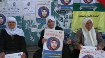 نقل والدتي أسيرين مضربتين عن الطعام إلى المستشفى بغزة