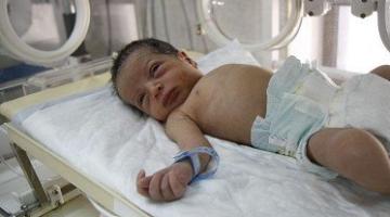 مولود الأسير "عز الدين" ينتظر حرية والده لتلقينه الآذان