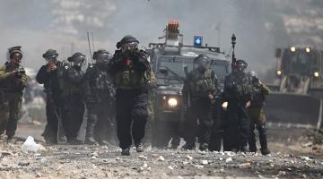 إصابة 4 جنود صهاينة خلال مواجهات على حاجز قلنديا.. صور