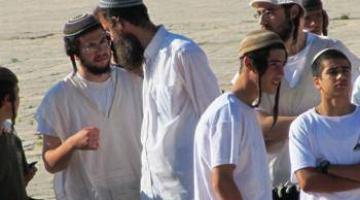 مستوطنون يعتدون على إمام مسجد مسن بسلوان