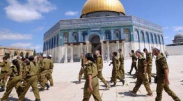 جنود صهاينة يرفعون العلم الصهيوني في باحات الأقصى