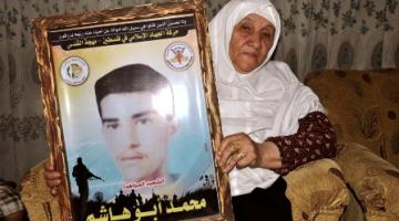 والدة الاستشهادي أبو هاشم: لم أفقد يوماً معانقة رفات نجلي