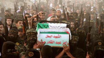بالصور.. رفات شهداء "سرايا القدس" تعود على أكتاف الرجال
