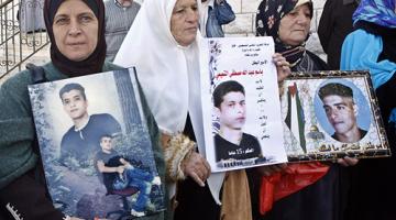 طولكرم: أهالي الأسرى يطالبون بإنهاء معاناة أبنائهم المضربين عن الطعام