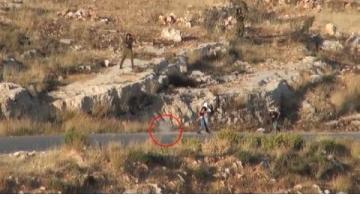 ضابط صهيوني يطلق النار على متظاهرين فلسطينيين