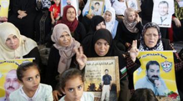 أهالي أسرى غزة يرتقبون زيارة ابنائهم