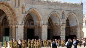 جنود ومتطرفون صهاينة يدنسون باحات الأقصى