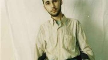 أسير مقعد من الخليل يستصرخ لإنهاء معاناة الأسرى المرضى