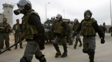 أسرى ريمون يحرقون العلم الصهيوني ويحطمون كاميرات المراقبة