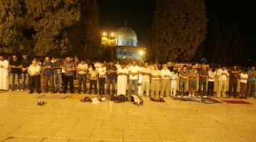 آلاف المصلين يعتكفون ليلاً ويؤدون صلاة فجر الجمعة بالأقصى