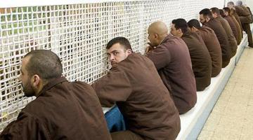 الاحتلال يوقف مجدداً زيارات أسرى غزة