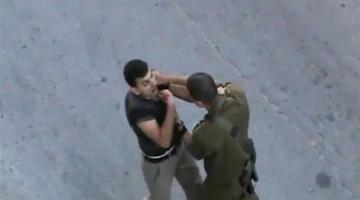 ضابط صهيوني يعتدي على فتى فلسطيني ويكسر أنفه بالخليل