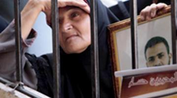 أهالي أسرى جنين يشاركون بمسيرة تضامنية مع الأسرى