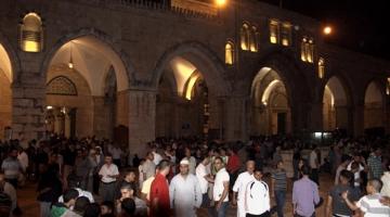 مئات المصلين يعتكفون العشر الأواخر من رمضان في الأقصى