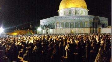 عشرات الآلاف يقيمون صلاة العيد بالمسجد الأقصى المبارك