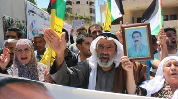 الخليل: حرق صور صحفي صهيوني دعا لقتل الأسرى الفلسطينيين