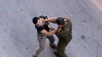 مستعربون نكلوا بمواطن من العيسوية والتقطوا الصور بجانبه