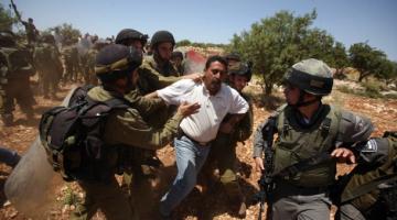 شرطة العدو تستخدم الضربات الكهربائية ضد المواطنين