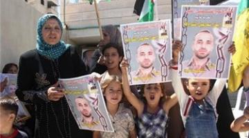 إعتصام تضامني مع أسرى ريمون أمام الصليب الأحمر بالخليل