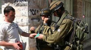 الاحتلال يفرض غرامة مالية على مواطن من الخليل بزعم تصديه للمستوطنين