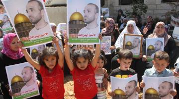 الخليل: إعتصام تضامني مع الأسرى المضربين عن الطعام