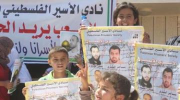 الخليل: إعتصام تضامني دعماً للأسرى المضربين عن الطعام