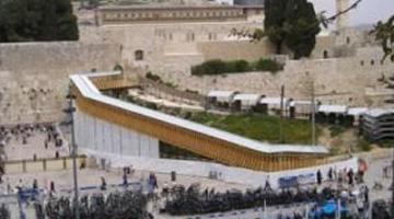 الاحتلال يشرع ببناء جسر يربط مركز استيطاني بحائط البراق