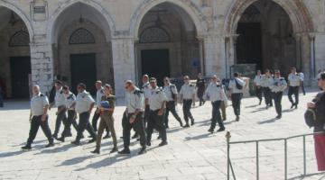 أكثر من 30 ضابطاً صهيونياً يقتحمون الاقصى بلباسهم العسكري