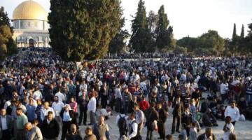 مئات المصلين يؤدون صلاة العيد في ساحات الأقصى