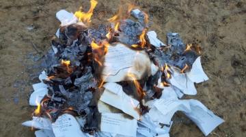 طائرات العدو تلقي منشورات تحريضية جنوب قطاع غزة