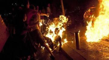 صهيوني يحرق نفسه بسبب تراكم الديون عليه