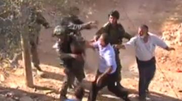 فيديو.. شاب يصفع أحد جنود الاحتلال على وجهه