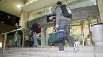 لمنعهم من الهروب.. العدو يقطع وسائل المواصلات على الصهاينة