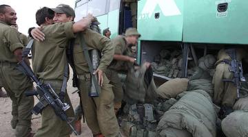 مدركون حجم الجحيم الذي سيلقونه.. شاهد صور احتفال جنود العدو لعدم دخولهم لغزة