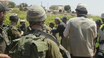 الاحتلال يمنع مزارعين من العمل بأراضيهم شرق يطا