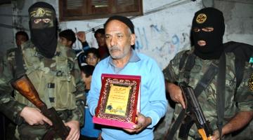 صور.. السرايا بـ"لواء الوسطى" تزور عوائل 3 شهداء في ذكراهم