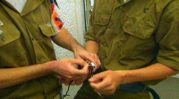 إعتقال 5 جنود كانوا يتعاطون المخدرات داخل قاعدة عسكرية