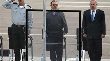 نتنياهو يلقي خطابا داخل قاعدة جوية من وراء زجاج مضاد للرصاص