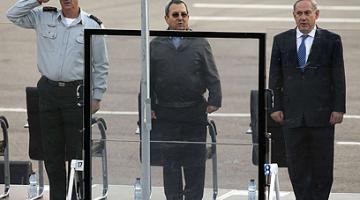 صور.. ولأول مرة: باراك ونتنياهو يخاطبان الجمهور من وراء زجاج محصن