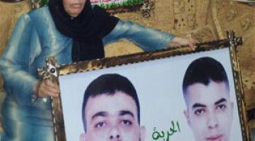 الاحتلال يمنع والدة أسيرين من زيارة أحدهما ويسمح لها بزيارة الاخر
