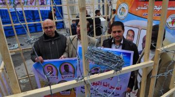 أسرى محررون يحبسون أنفسهم في قفص تضامناً مع المضربين