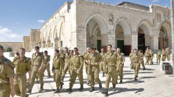 جنود وضباط صهاينة يقتحمون المسجد الأقصى