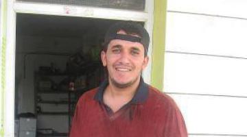 زوجة جرادات: المخابرات أعادته بعد اعتقاله بدقائق ليودعنا