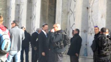 حراس الأقصى يمنعون متطرف من اقتحام قبة الصخرة