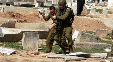 جيش العدو يجري تدريبات عسكرية في مقبرة اسلامية بالخليل