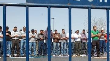 الاحتلال يمنع آلاف المصلين من الوصول للاقصى