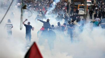 وزير صهيوني يعد خطة لمواجهة راشقي الحجارة